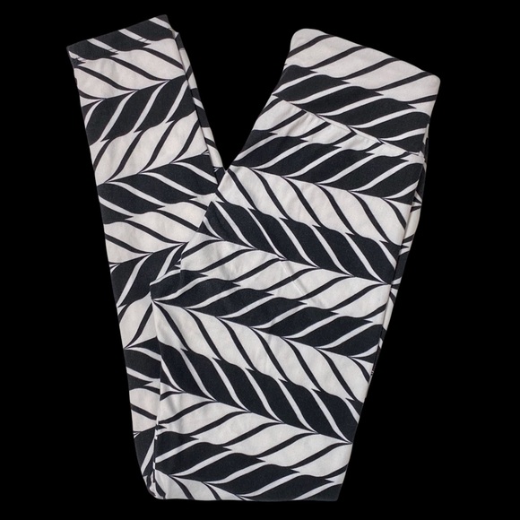 LULAROE super soft leggings BLACK CHEVRON ONE SIZE FITS MOST - Picture 4 of 6